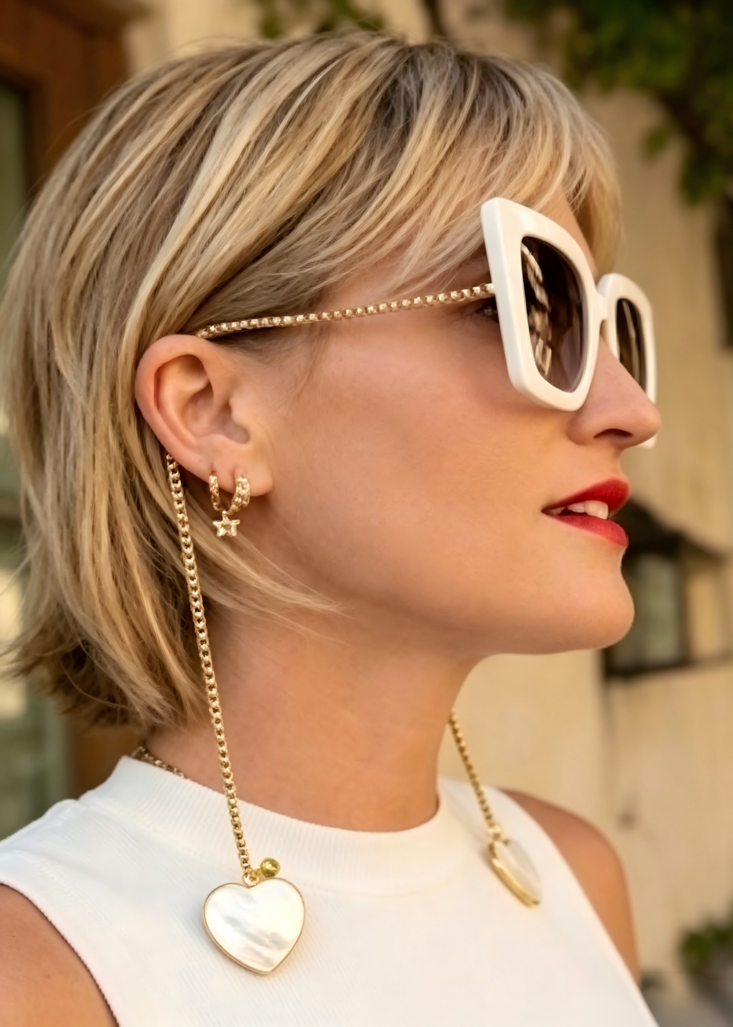 Anti-loss sunglasses with a heart-link chain