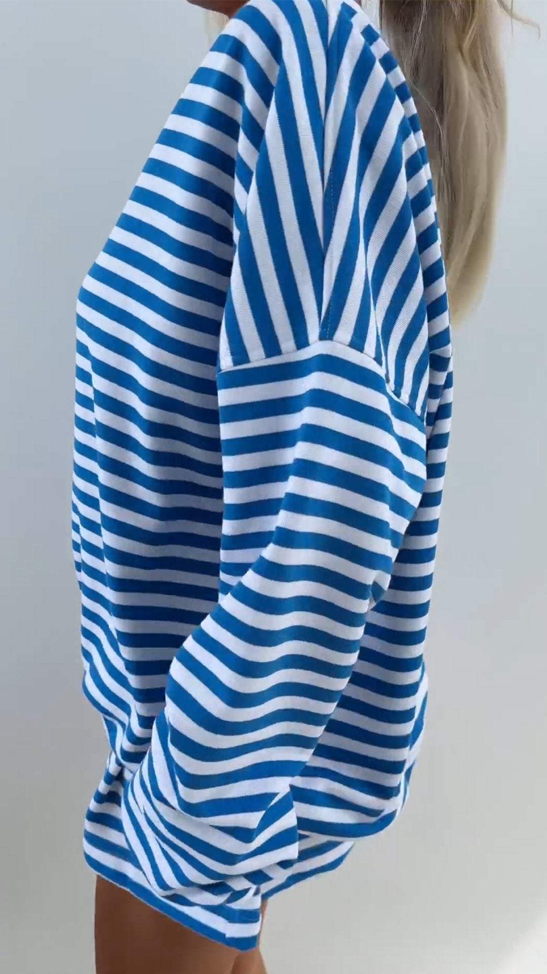 V-neck and Long-sleeved Suit