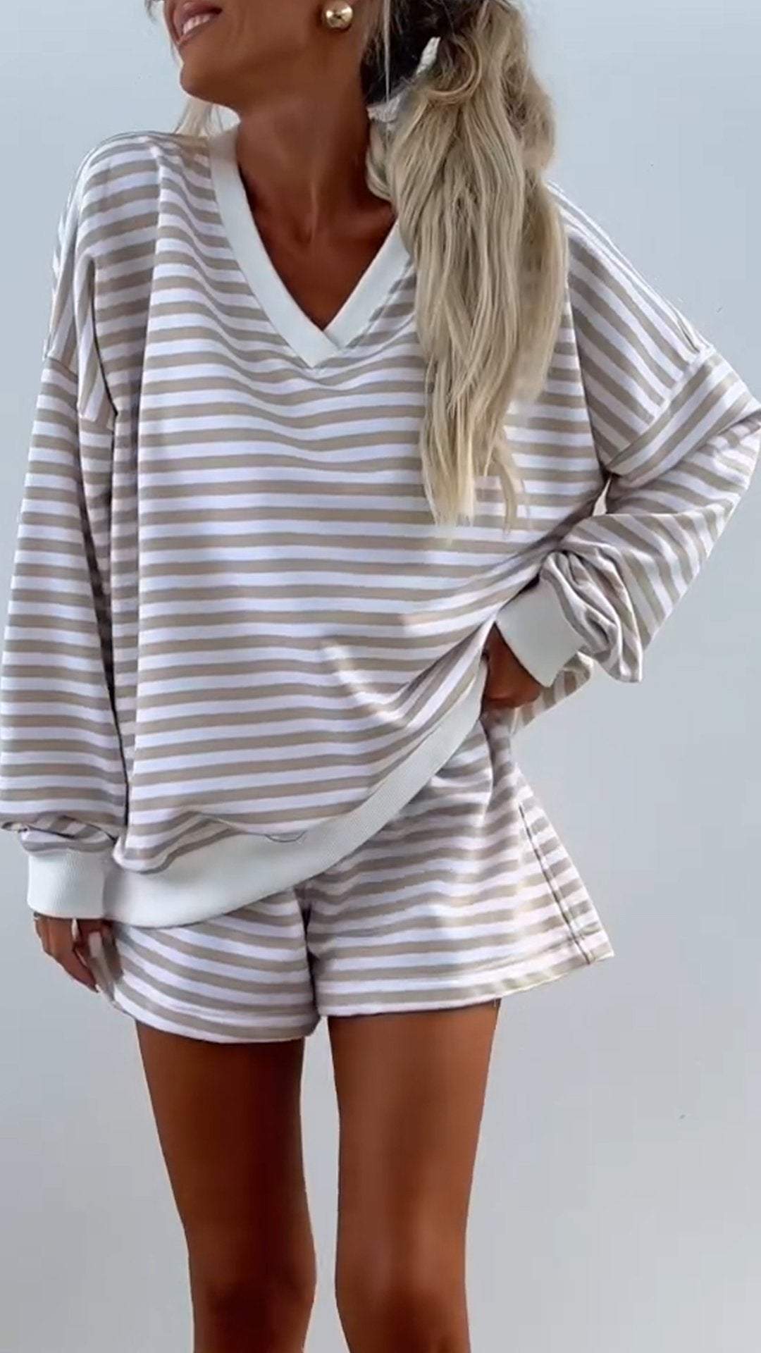 V-neck and Long-sleeved Suit