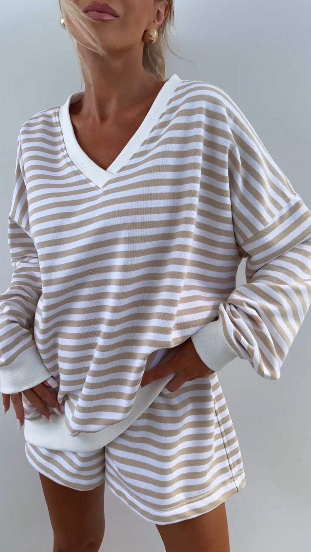 V-neck and Long-sleeved Suit
