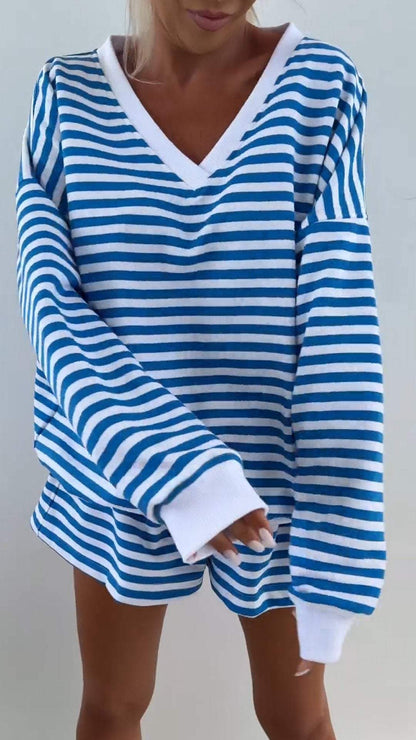 V-neck and Long-sleeved Suit