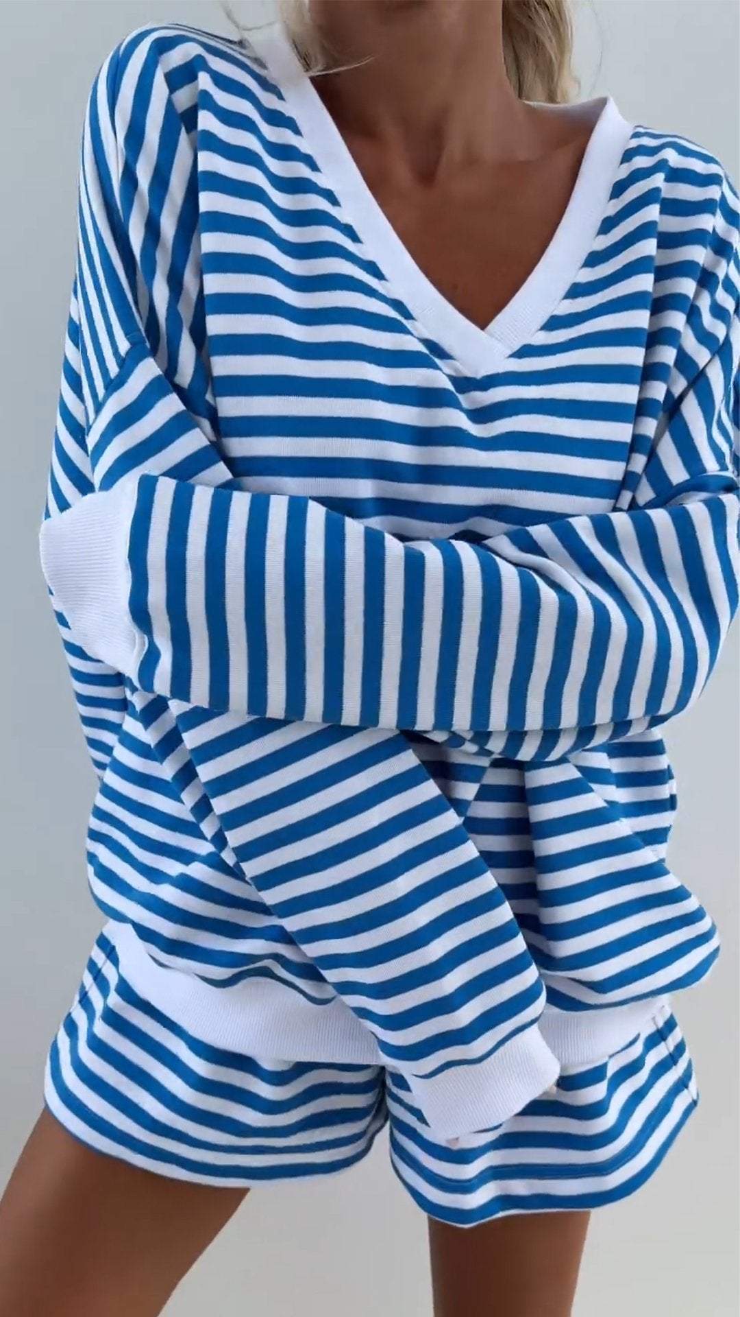 V-neck and Long-sleeved Suit