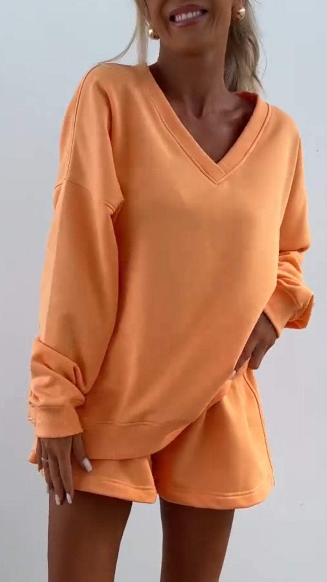 V-neck and Long-sleeved Suit